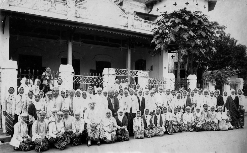 Berkas:Nyai Dahlan - Congres Bhg Aisyiyah 1928.jpg